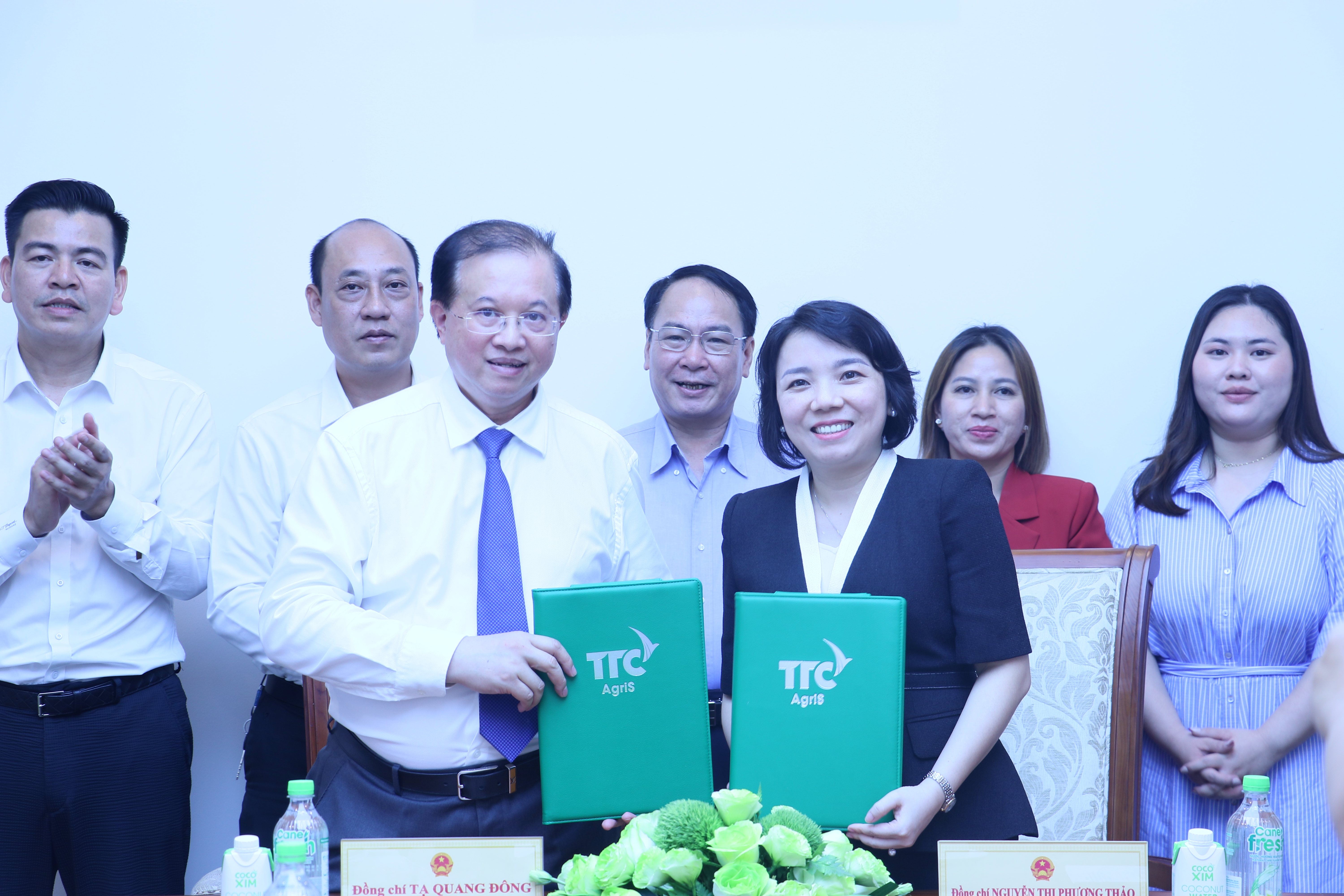 Bộ VHTTDL ký kết Biên bản ghi nhớ với AgriS, trao tặng nước uống dinh dưỡng, chất lượng cao phục vụ Đại lễ kỷ niệm 80 năm Cách mạng Tháng Tám và Quốc khánh 2/9